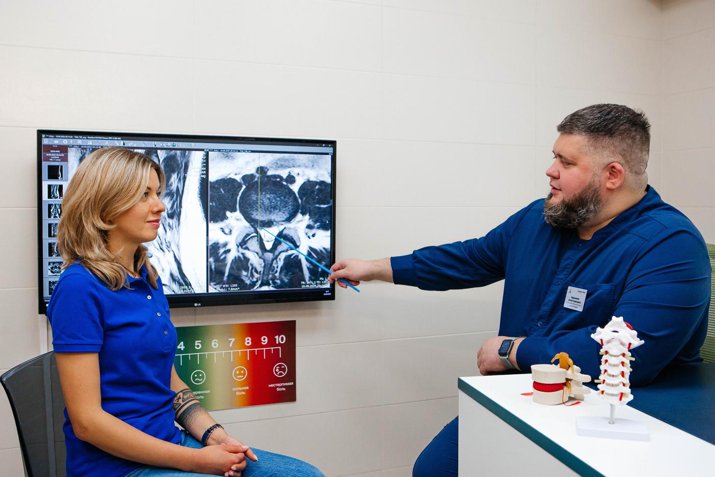 Что делать, если скрутило спину: годные лайфхаки от врача