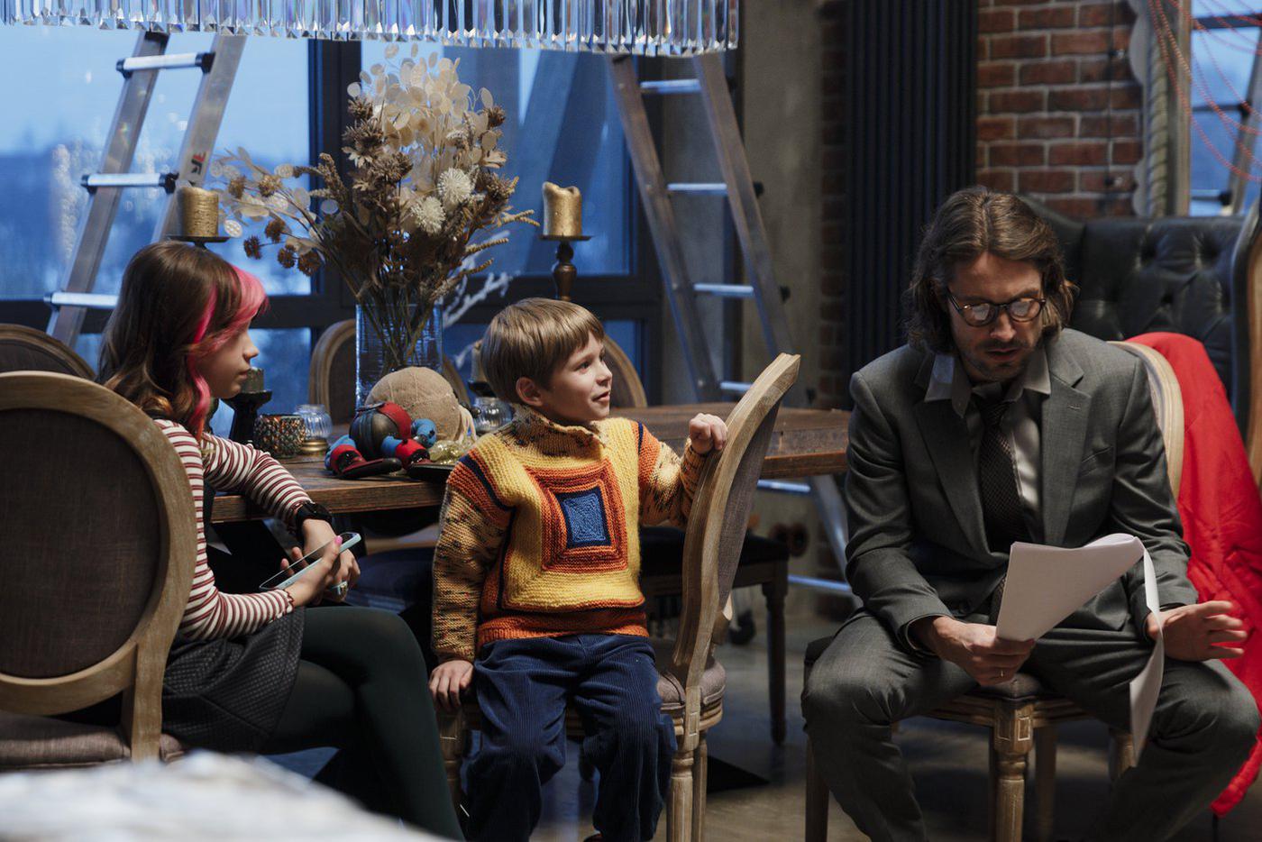 Играющий Петю Антон Филипенко так же внимательно читает сценарий, как свои неотправленные детские письма Деду Морозу.