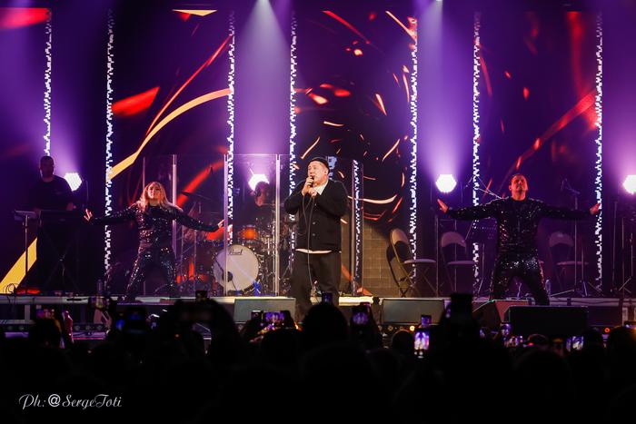 Бывшие танцоры Татьяны Булановой выступили с новым исполнителем в Петербурге