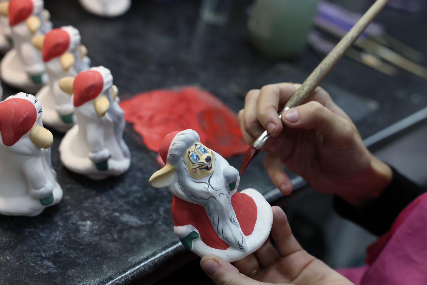 Текстиль, аромасаше и фарфоровые зайцы: что подарить близким на новый год