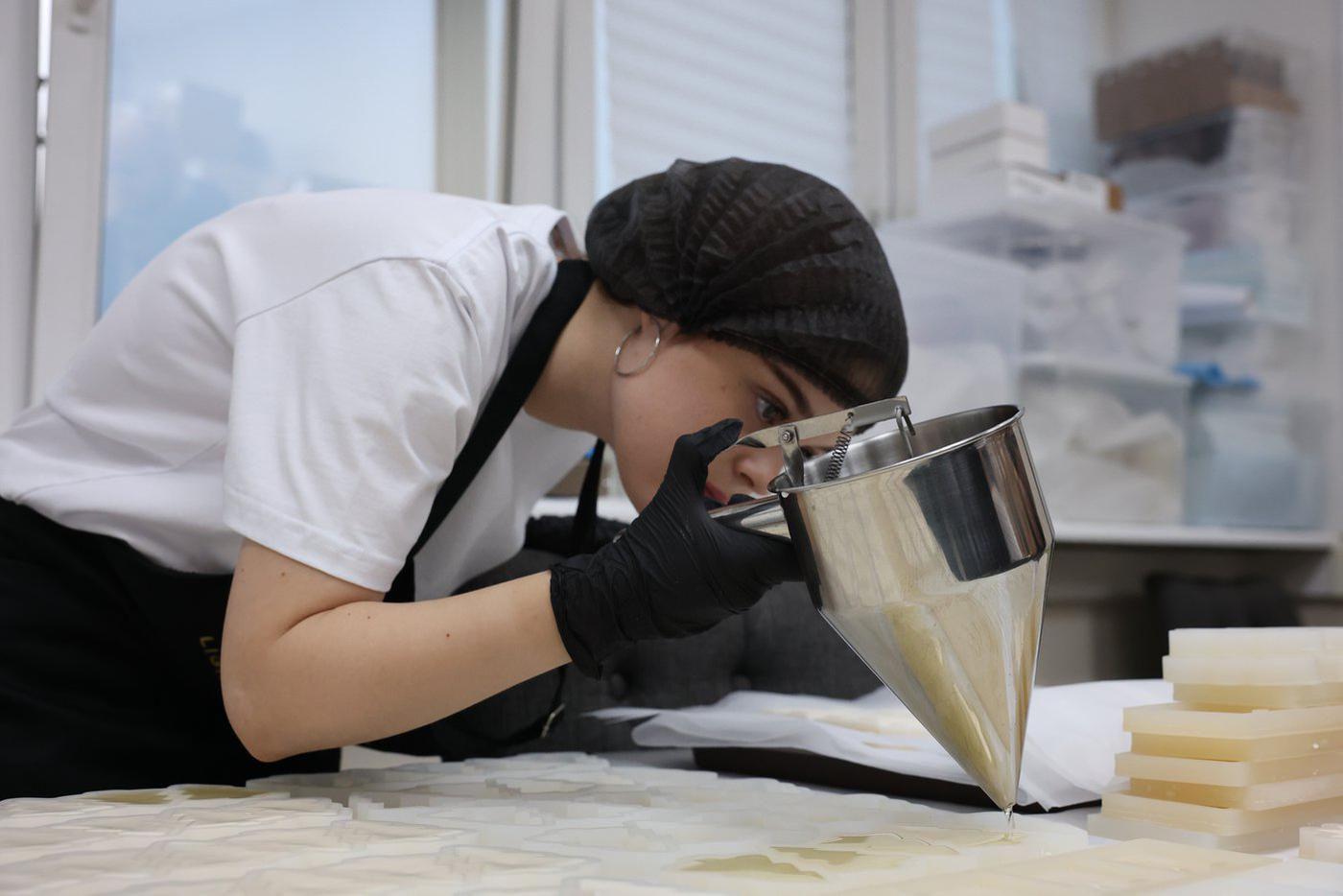 Дарья заливает ароматические саше предельно внимательно – важно правильно рассчитать количество воска.