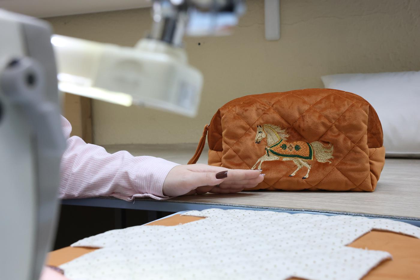 А символ года, вышитый на косметичке, будет способствовать регулярному пополнению коллекции модных бьюти-штучек?  