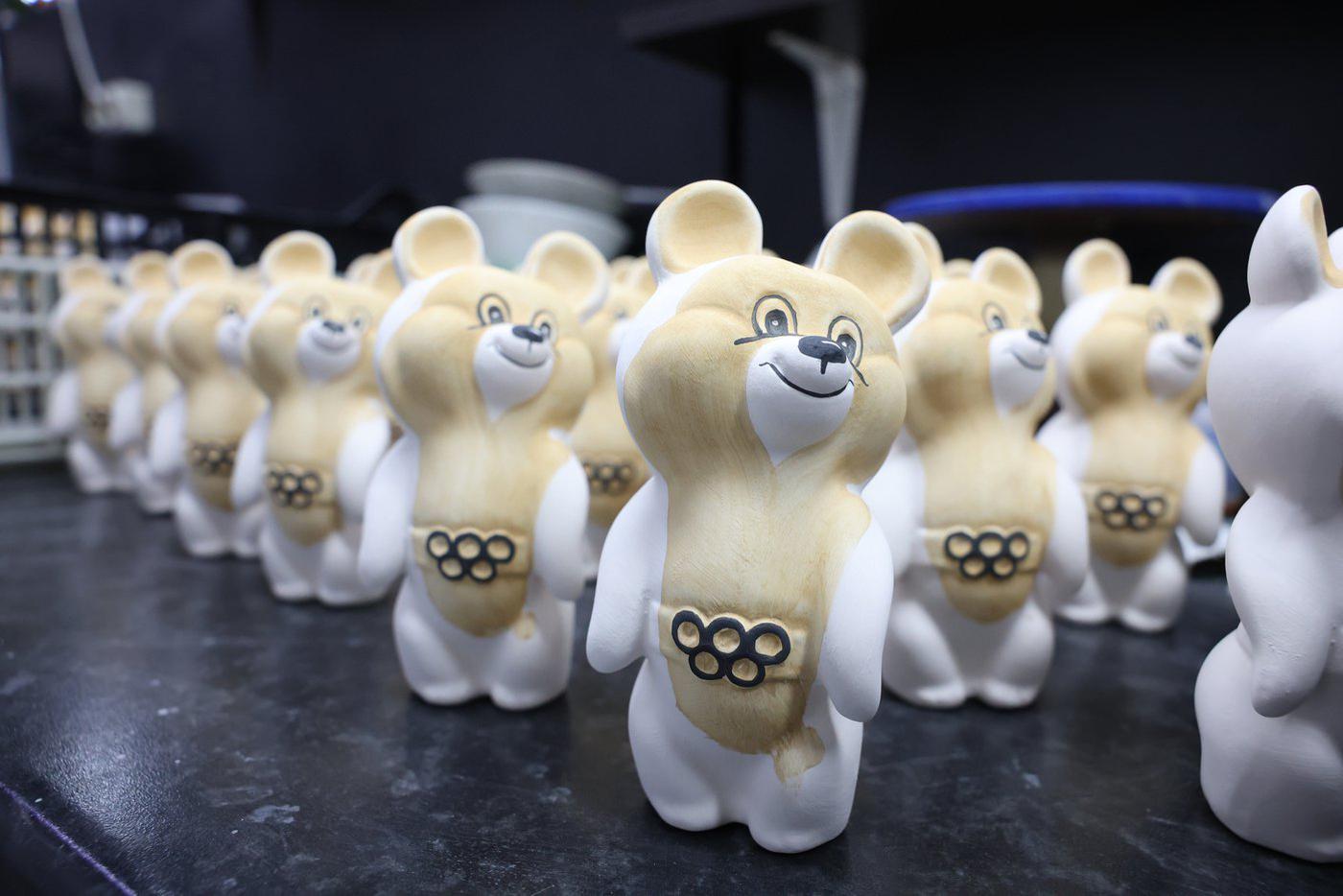 Армия олимпийских мишек ждёт покраски.