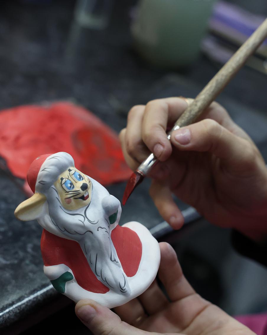 Аромасаше и фарфоровые зайцы: что подарить близким на новый год