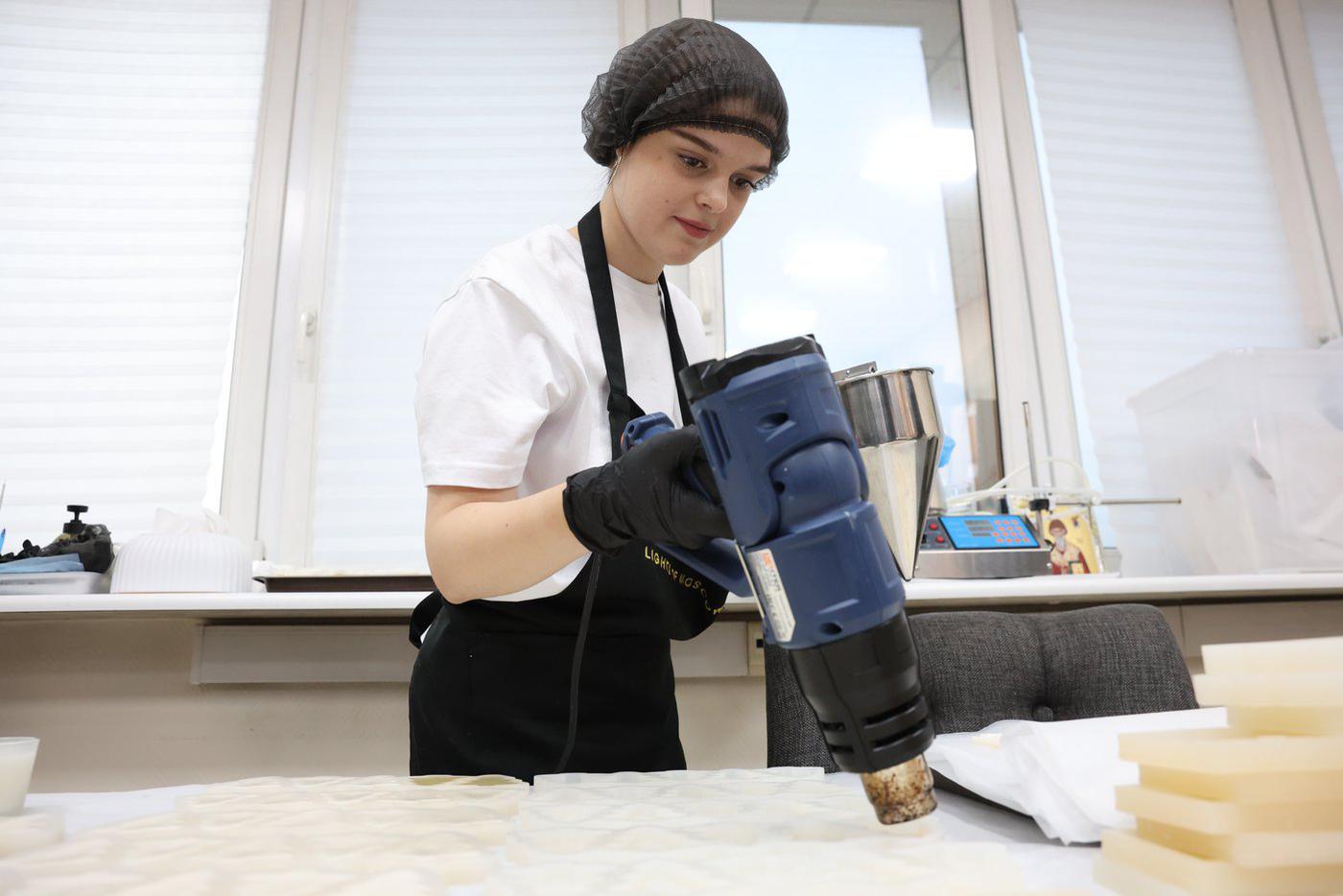 Таким необычным феном прогреваются формочки для саше.