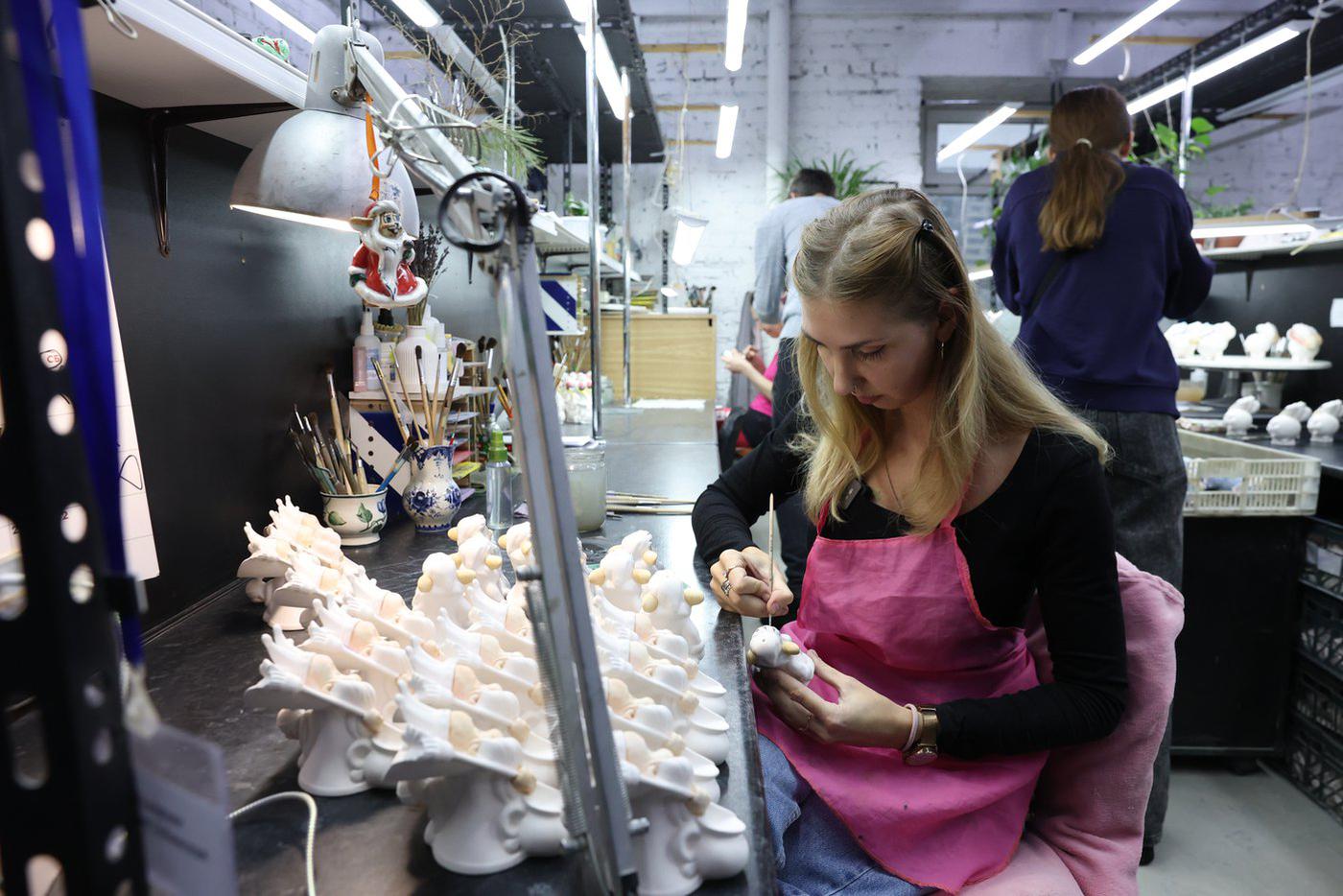 Перед художницей Марией столпились цари из мультика "Вовка в Тридевятом царстве". 