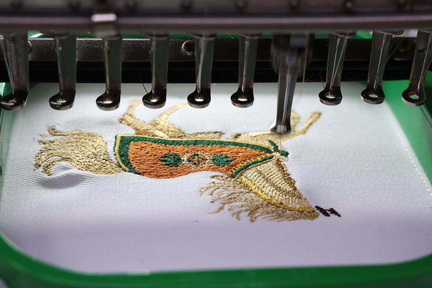 Лошадка вот-вот появится на ткани полностью.