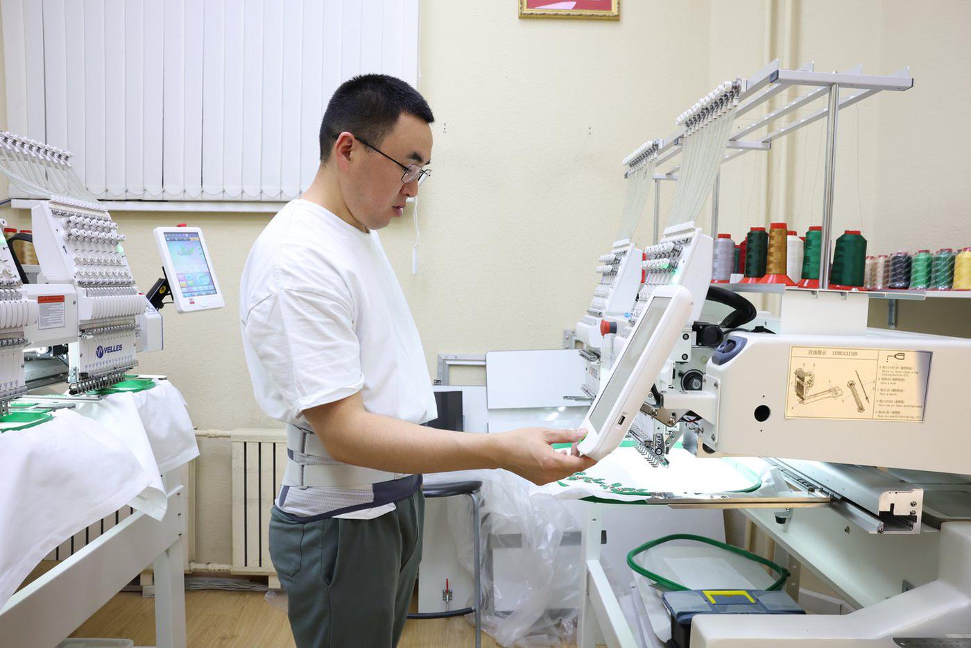 Время от времени оператору машинки нужно проверять качество вышивки.