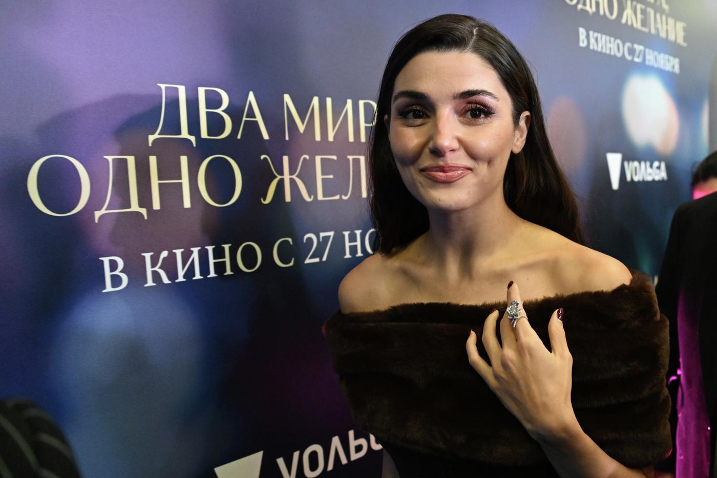 Звезда турдизи Ханде Эрчел в Москве: ревущие поклонницы, море цветов и кольцо охраны