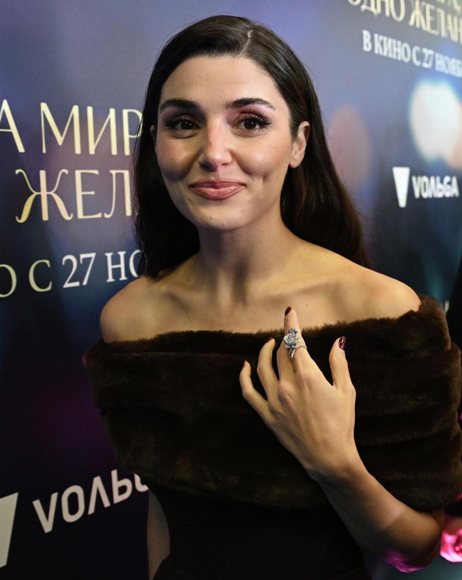 Звезда турдизи Ханде Эрчел в Москве: ревущие поклонницы, море цветов и кольцо охраны