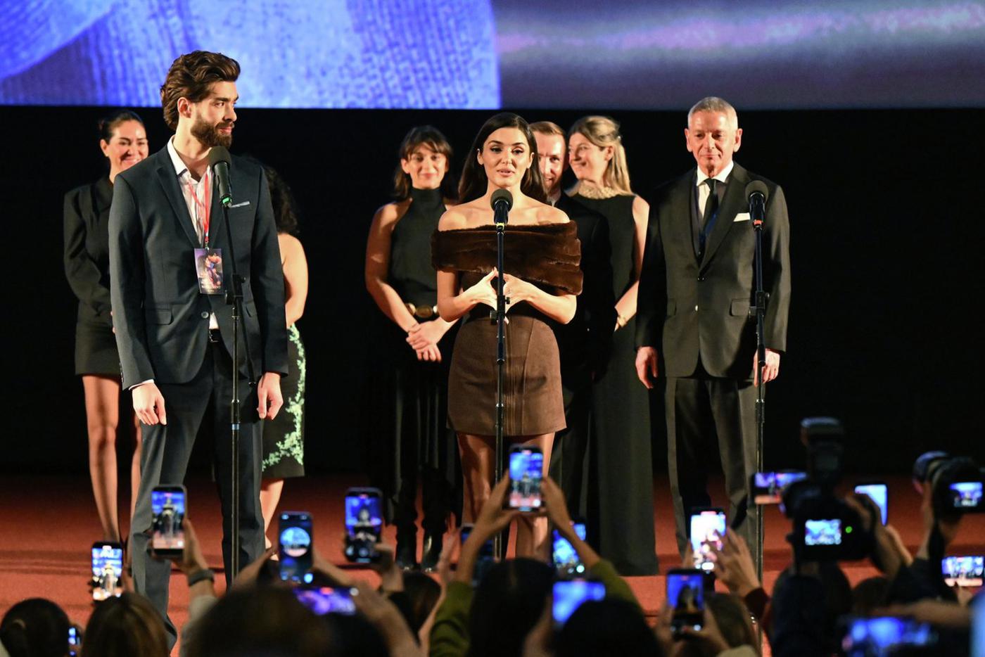 Ханде Эрчел (в центре) и съемочная группа фильма "Два мира, одно желание".