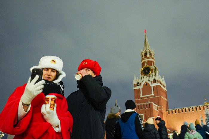 Москвичи планируют провести Новый год в столице как туристы