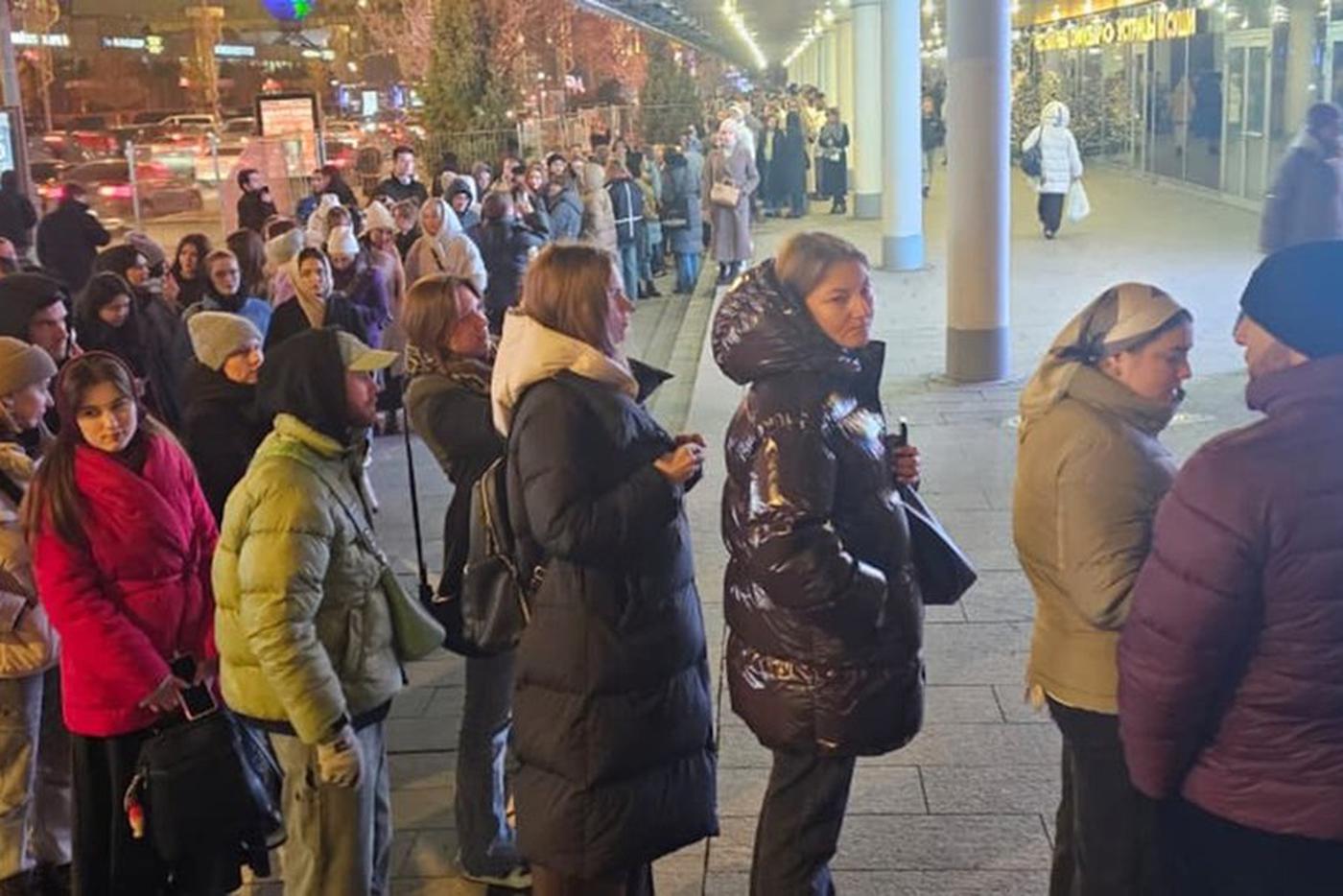 Очередь из фанатов турецкой кинозвезды на Новом Арбате.