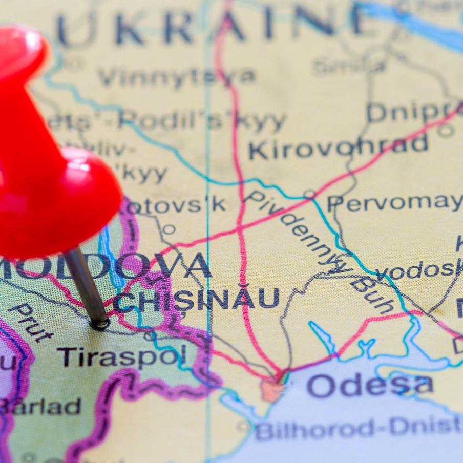 Молдавские контрабандисты пытались перевезти с Украины в Румынию сбитый БПЛА. В ночь на 20 ноября на пункте пропуска "Леушень – Албица" румынские правоохранительные органы обнаружили в грузовом автомобиле, следовавшем с территории Молдавии, контрабандное оружие. Как сообщает Генеральная прокуратура Молдавии, в кузове фуры находились элементы беспилотного летательного аппарата "Герань-2", предположительно сбитого ранее