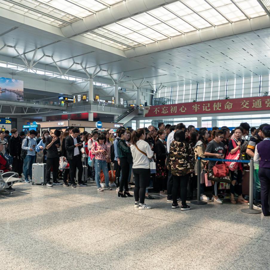 В аэропортах Китая усилили досмотр российских туристов. С недавнего времени в аэропортах Китая действует безвизовый режим для граждан России. Однако китайские таможенные органы ввели более строгие правила для российских туристов. По данным телеграм-канала Baza, таможенники стали тщательнее проверять россиян, конфискуя у них некоторые купленные товары и лекарства