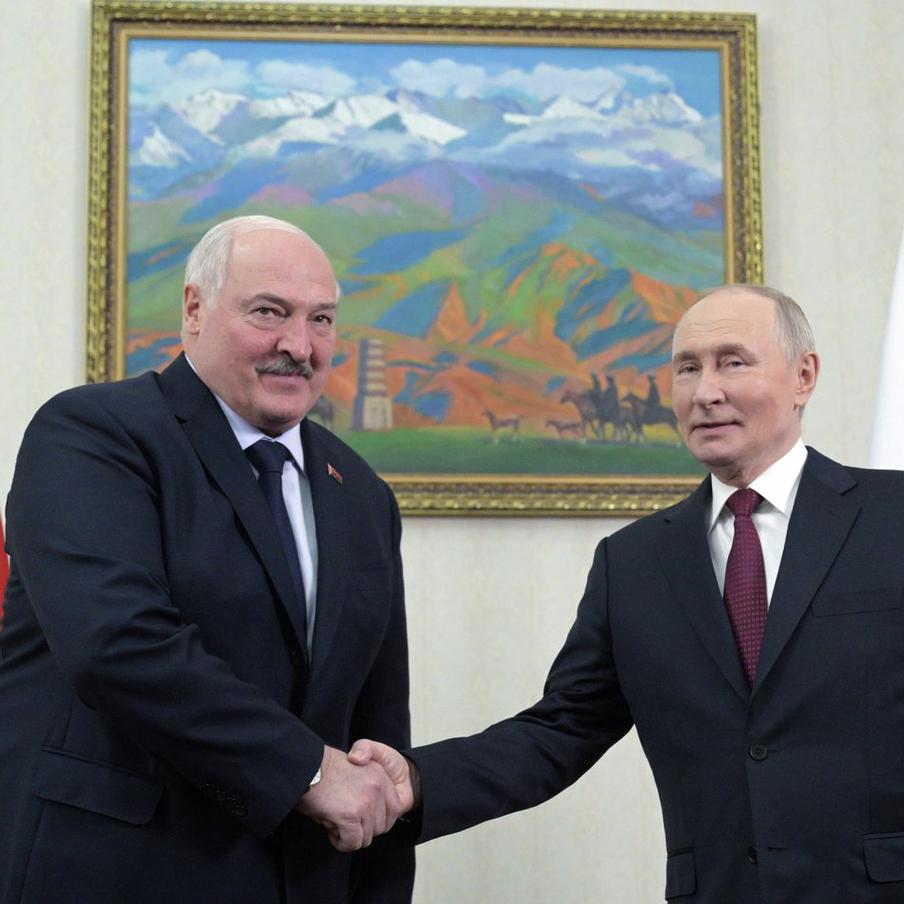 Путин заявил, что первые контакты с Киевом после СВО прошли в Белоруссии. Президент России на встрече с Александром Лукашенко в Бишкеке вспомнил, что первые переговорные контакты с Киевом после начала СВО проходили на территории Белоруссии. Путин подчеркнул вклад Минска в попытки урегулирования