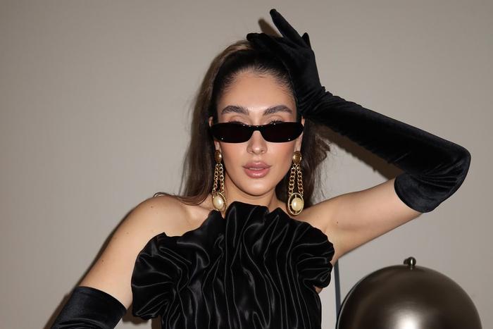 Что надеть на новогодний корпоратив: цвета, ткани и образы, которые работают всегда