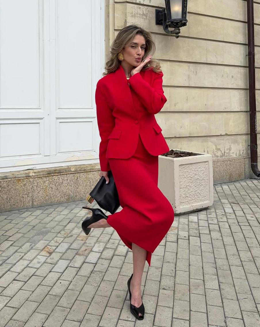 Присмотритесь к оттенкам года – красному и золотому.