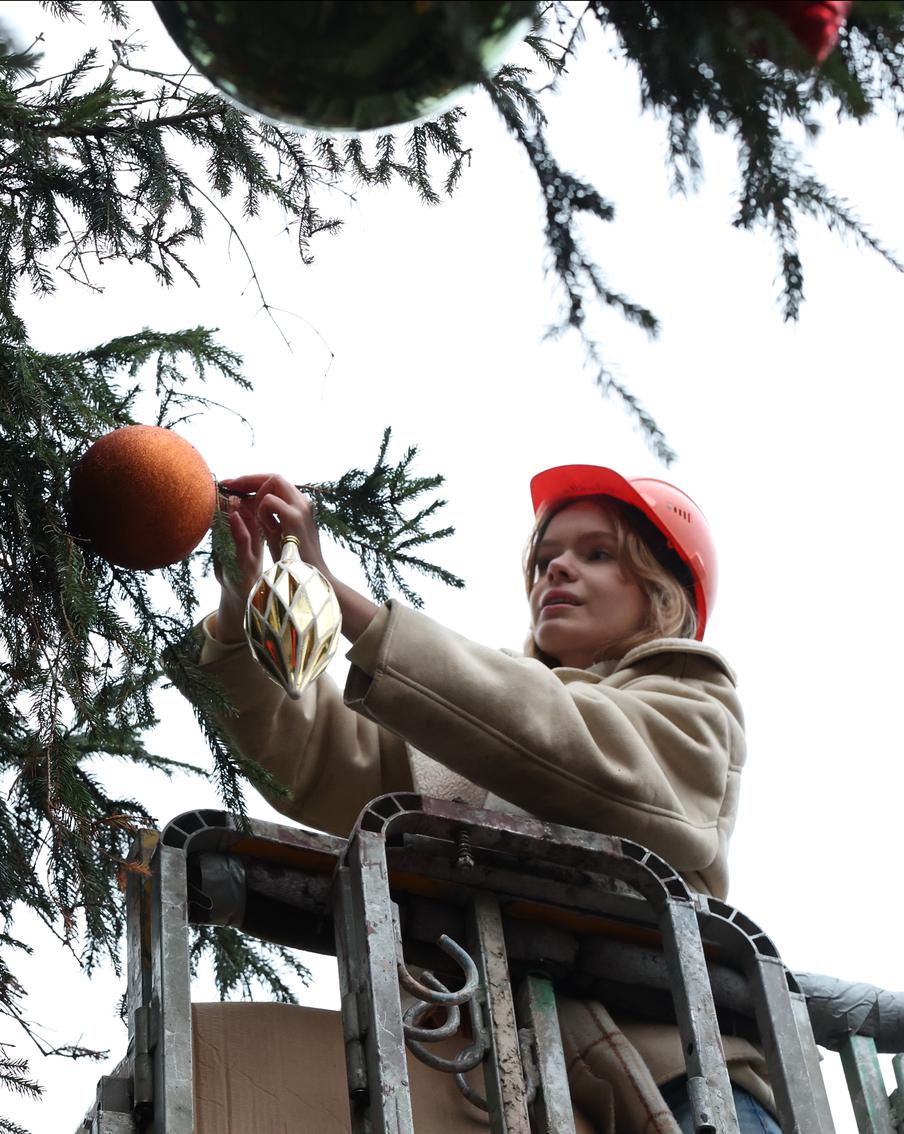 На Манежной площади устанавливают 22-метровую ель – к декораторам-альпинистам присоединилась репортёр Metro