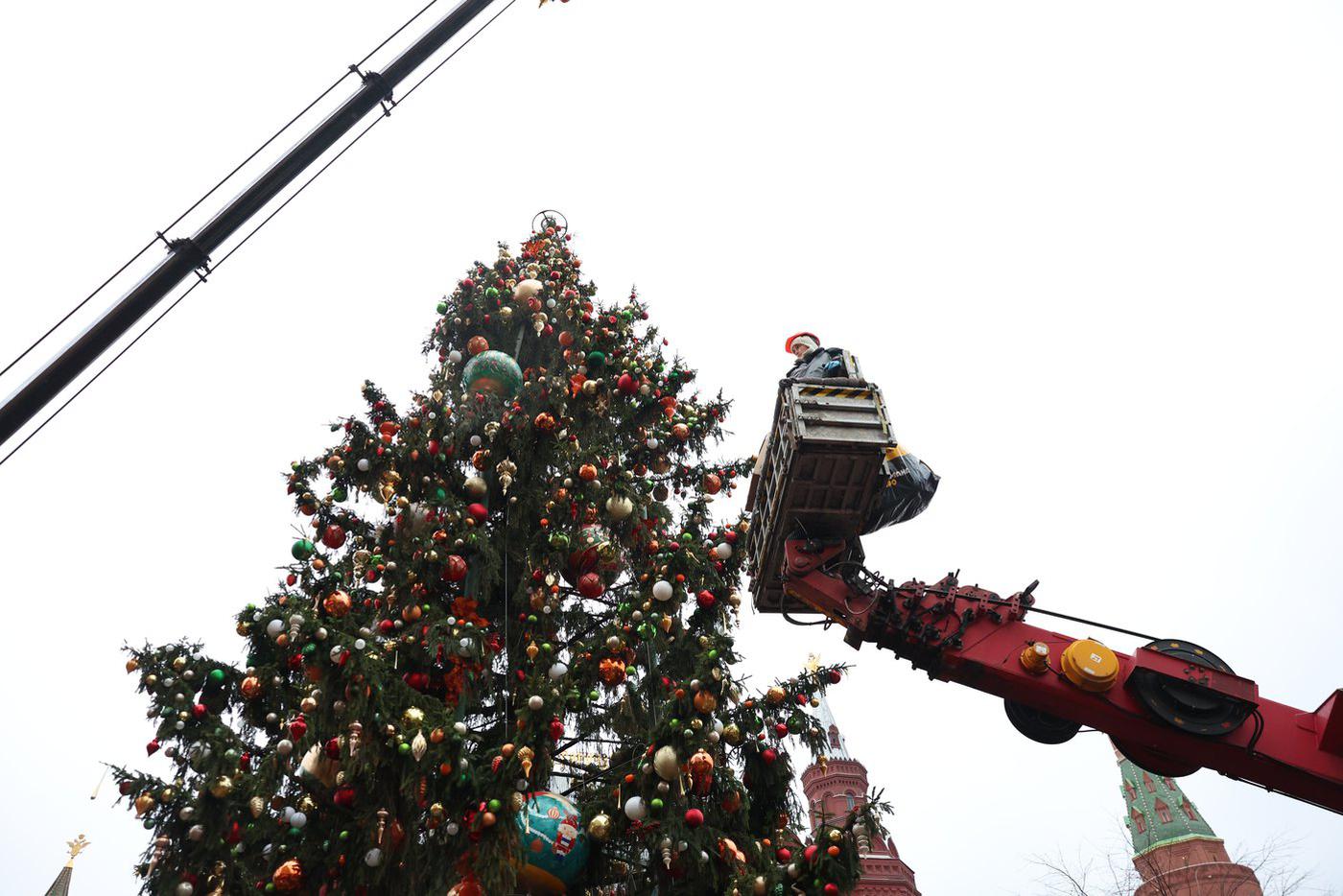 Ёлка заканчивается примерно там же, где и шпили Исторического музея.