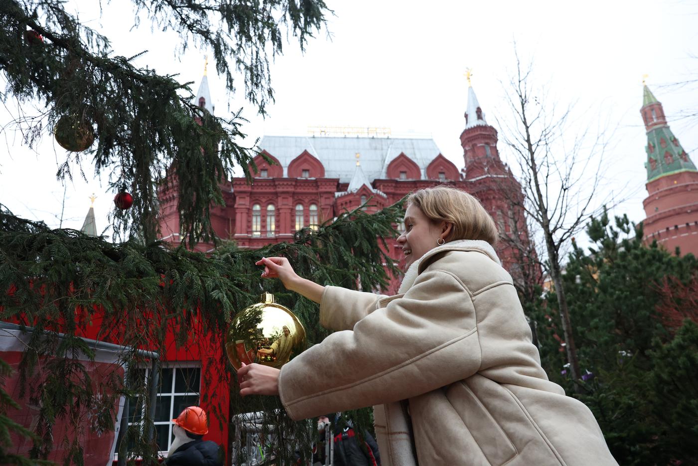 Примерка того самого золотого шара-гиганта.