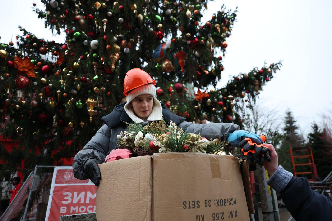 Бесстрашная декоратор Оля поднималась с такой коробкой к самой верхушке.