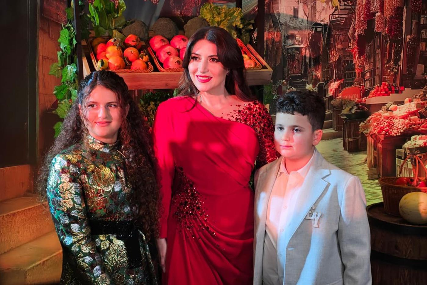 Певица Жасмин и ее младшие дети Мирон и Маргарита.