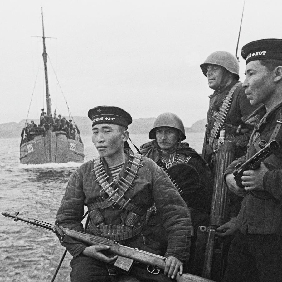 27 ноября отмечается 320 лет со дня создания морской пехоты России. "Чёрные береты" сохраняют традиции ратного подвига от абордажных боёв Петровской эпохи до современных операций. Торжественные поздравления прозвучали от главнокомандующего ВМФ