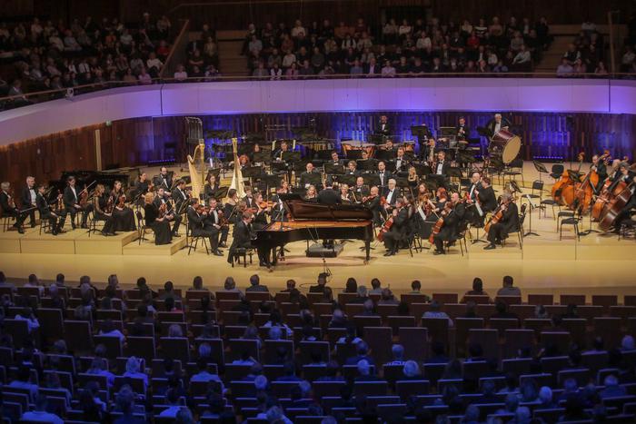 Более 140 зарубежных артистов выступили в Доме музыки и зале "Зарядье" за два года