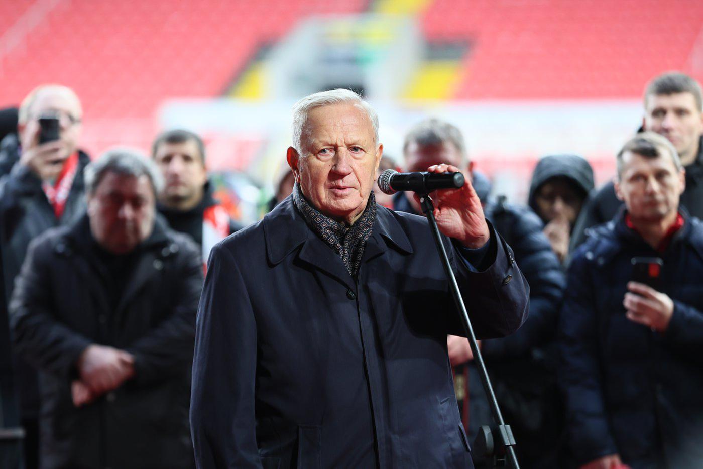 Церемония прощания с Никитой Симоняном. На фото – Вячеслав Колосков, первый президент Российского футбольного союза в 1992—2005 годах, позже почётный президент.