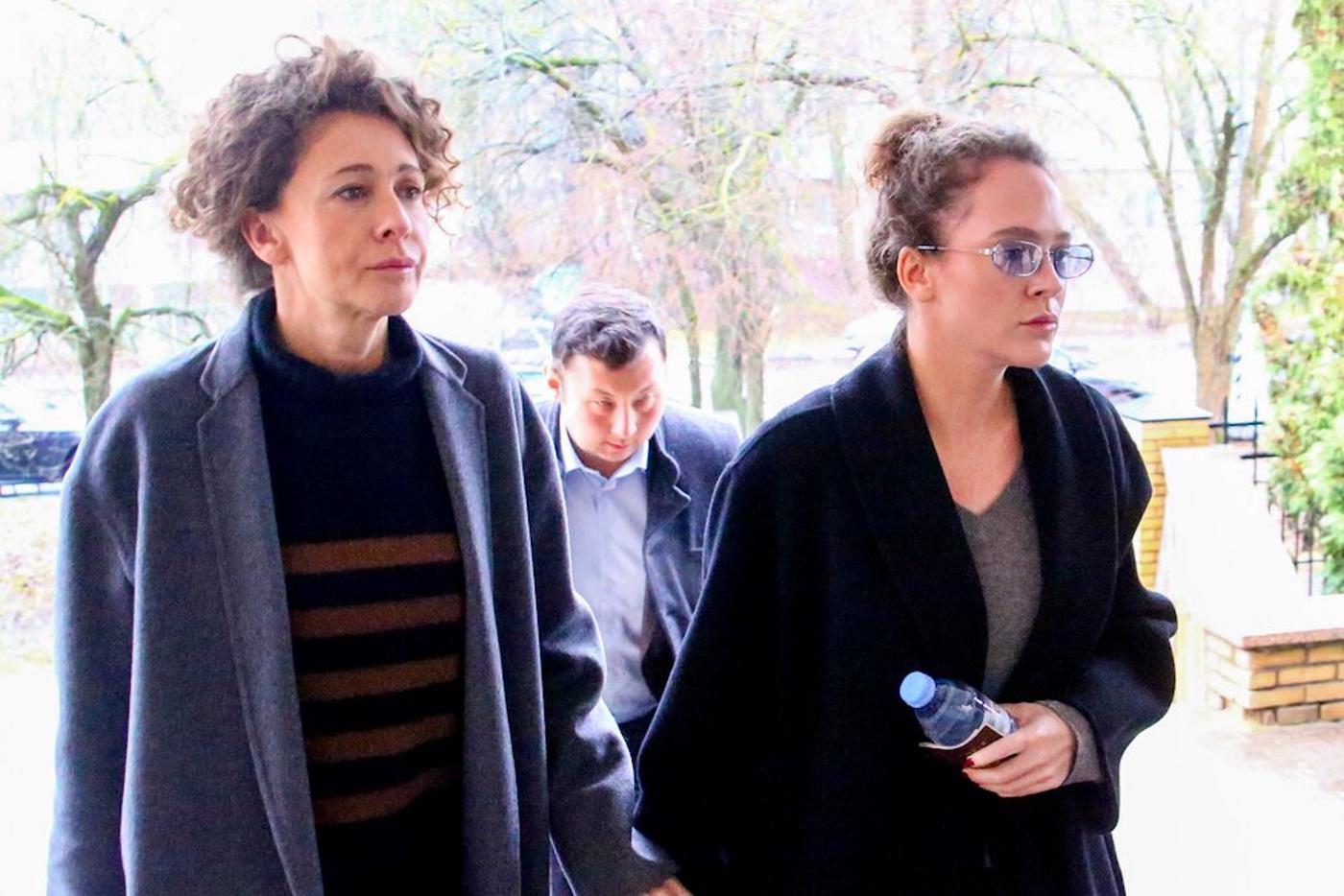 Аглая Тарасова и её мама актриса Ксения Раппопорт на входе в Домодедовский суд.