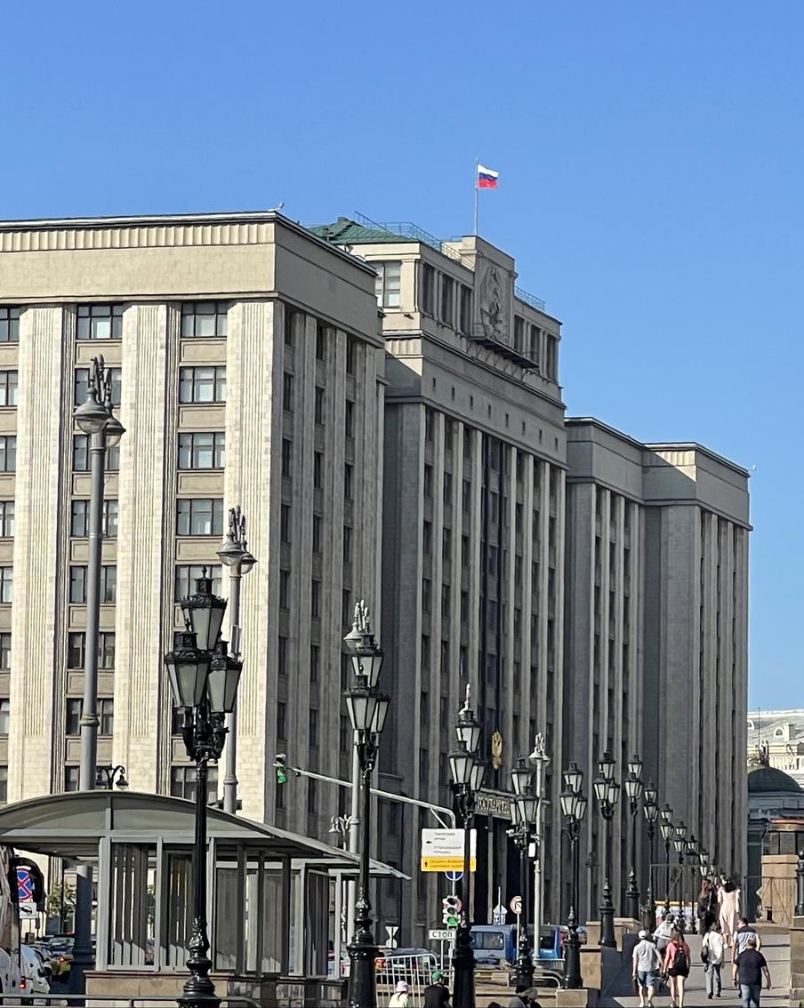 В Госдуме предложили штрафовать за рассылку интимных фото без согласия. Депутаты предложили ввести административные штрафы за отправку интимных изображений без согласия адресата. Инициатива направлена на защиту граждан от навязчивых действий и создание понятного механизма пресечения подобного поведения