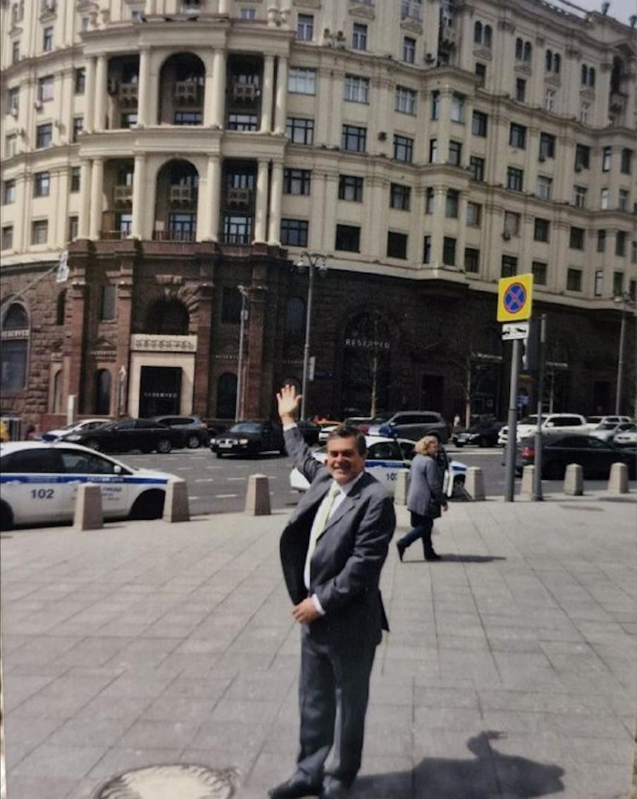 Сын политика возле своего московского дома на Тверской