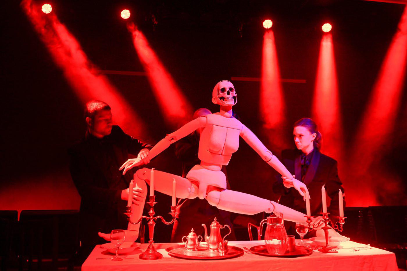 В "Сонетах Шекспира" в МХТ нашлось место и девушке-кукле, и маньяку-рюкзаку