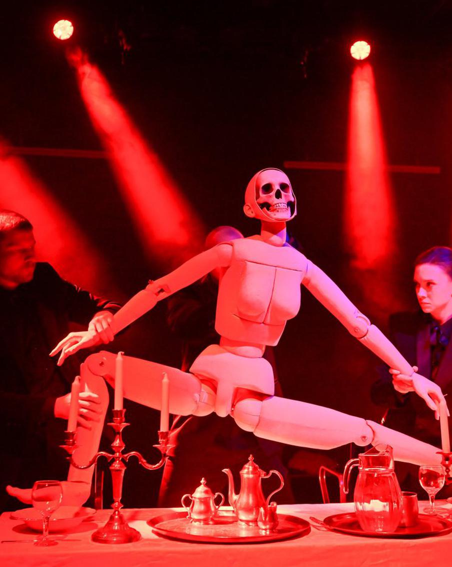 В "Сонетах Шекспира" в МХТ нашлось место и девушке-кукле, и маньяку-рюкзаку