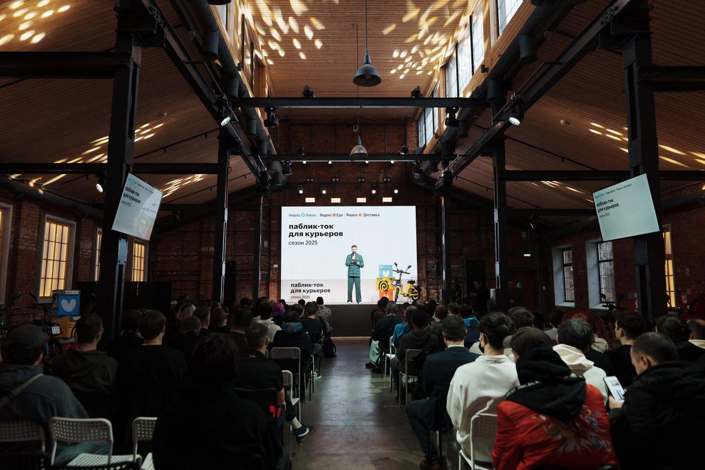 В Москве представили новый обучающий курс по ПДД для городских курьеров