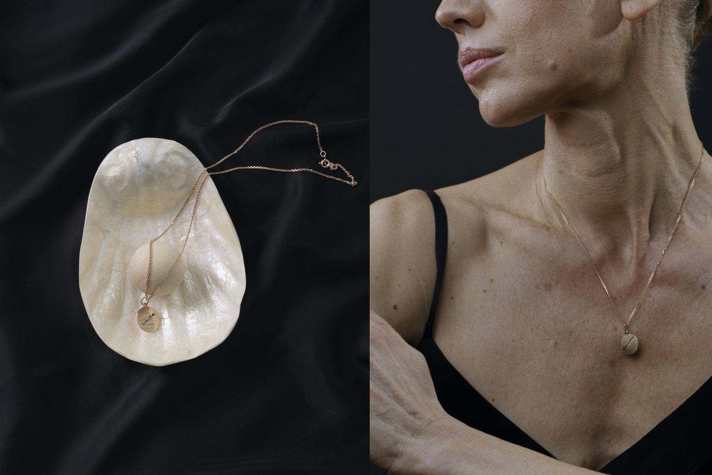 Команды брендов попросили своих мам написать выбранные слова от руки и на основе этих образцов создали единый графический стиль для дизайна кулонов.