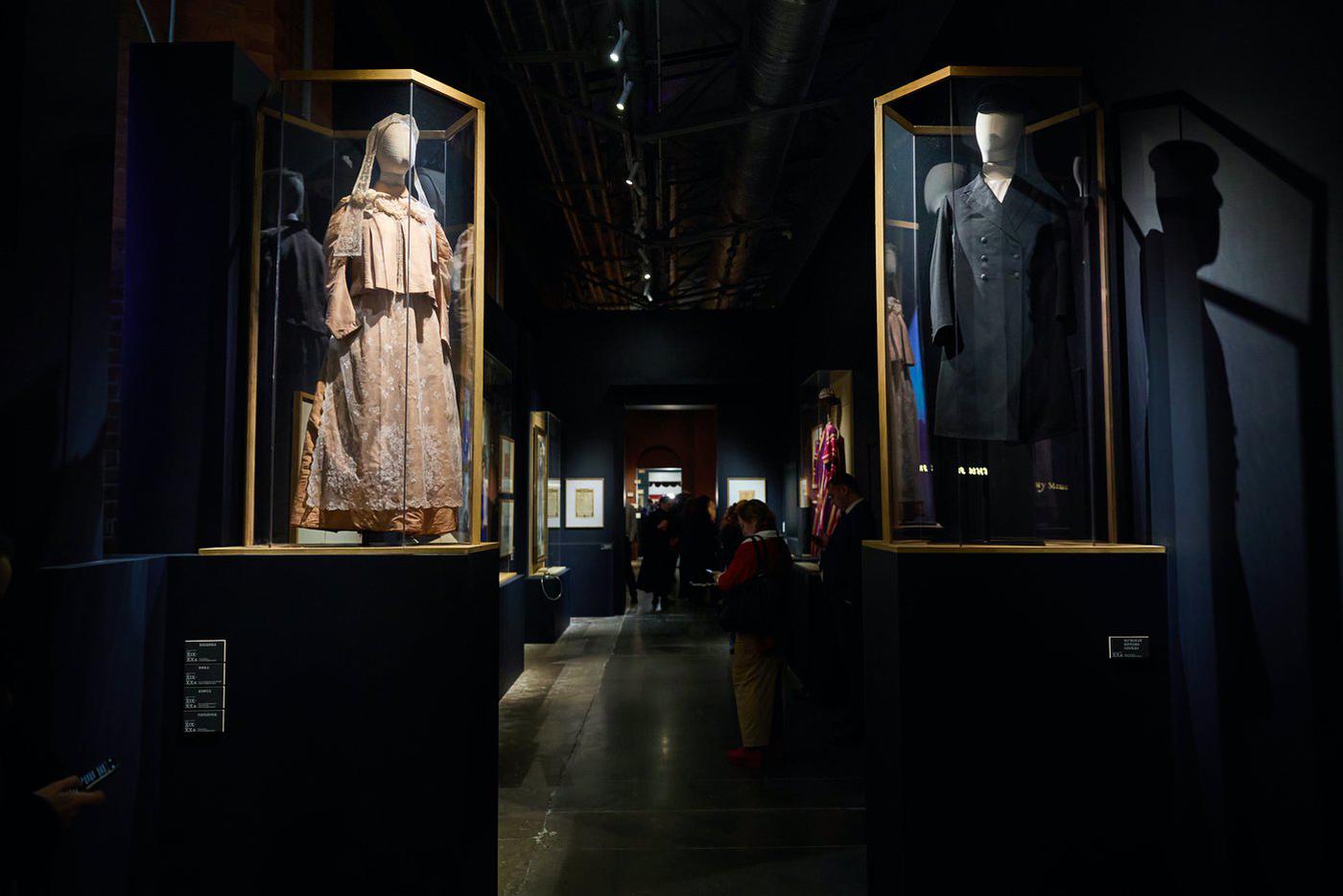 Традиционные наряды на еврейских свадьбах были изящными, но строгими.