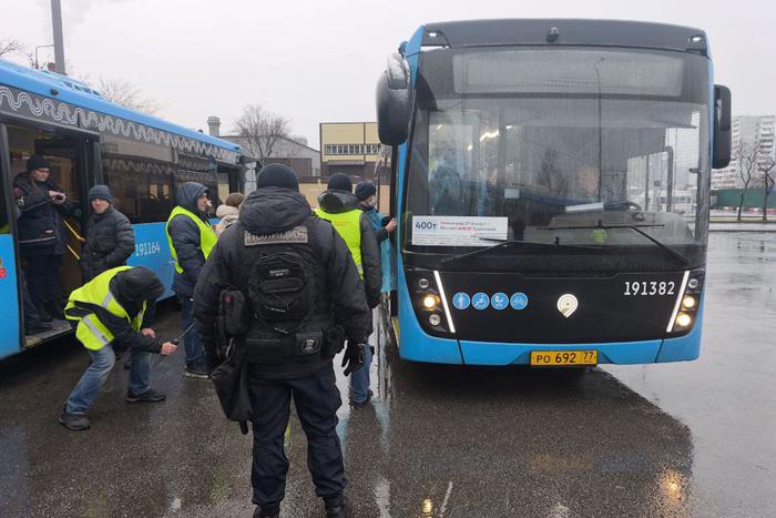 Более 70 безбилетников у станции метро "Тушинская" выявила усиленная проверка оплаты проезда