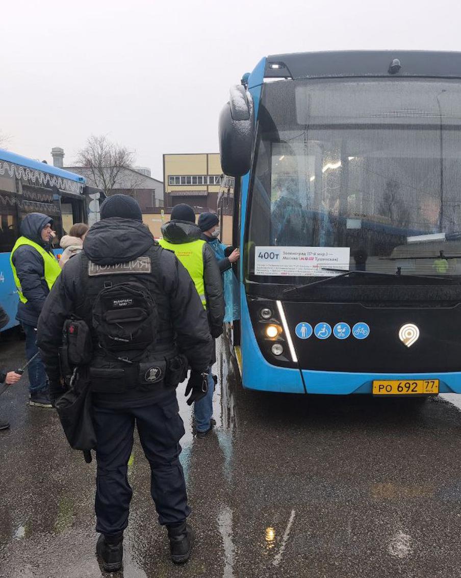 Более 70 безбилетников у станции метро "Тушинская" выявила усиленная проверка оплаты проезда