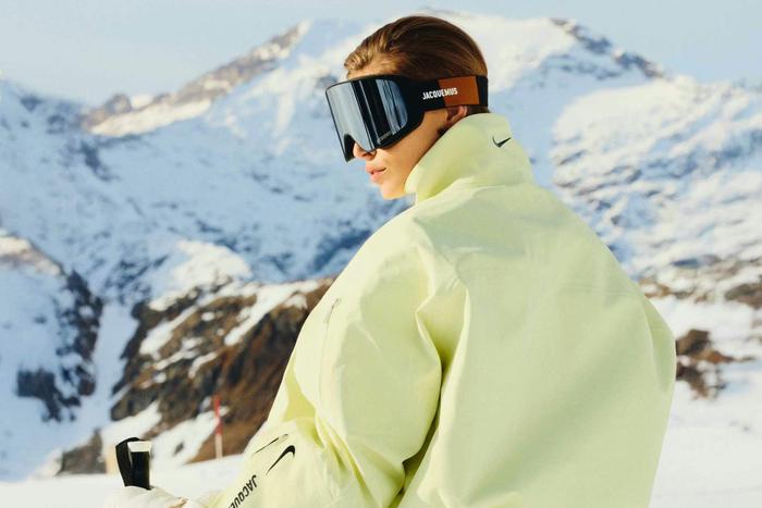 Jacquemus представил горнолыжную линию в коллаборации с Nike: что происходило в мире моды и красоты на этой неделе