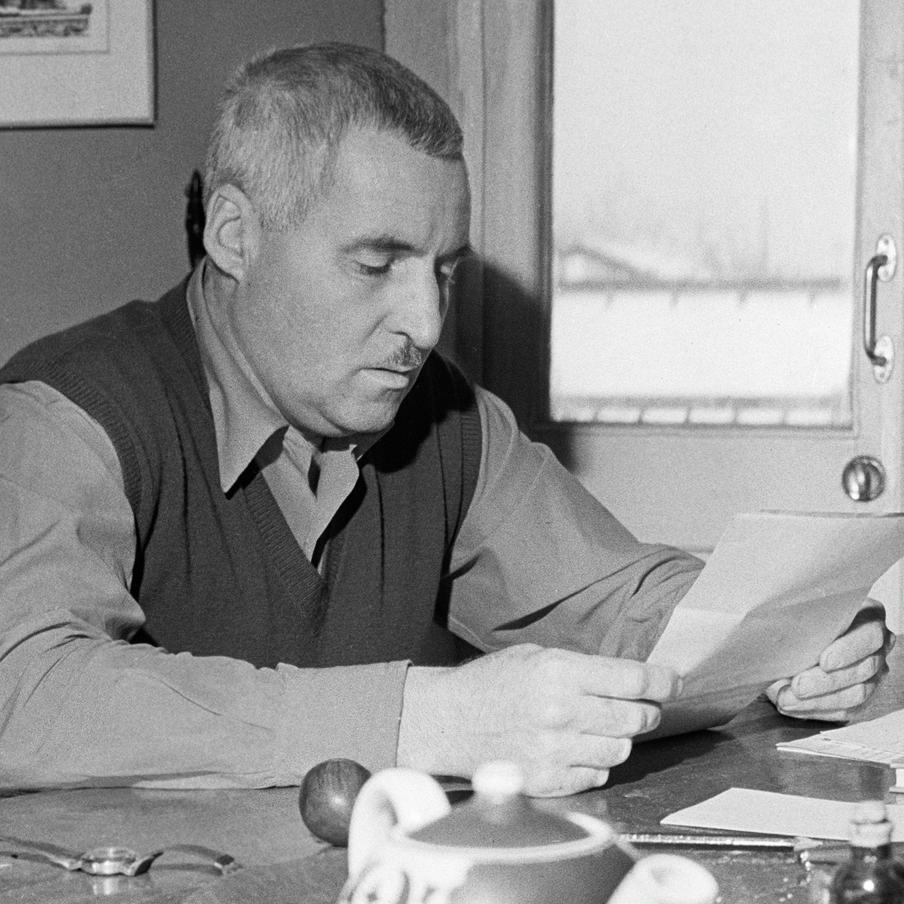 Константин Симонов: 110 лет со дня рождения выдающегося военного писателя. Сегодня в России вспоминают выдающегося автора, который стал голосом фронтовой правды и оставил яркое литературное наследие, рождённое в гуще военных событий