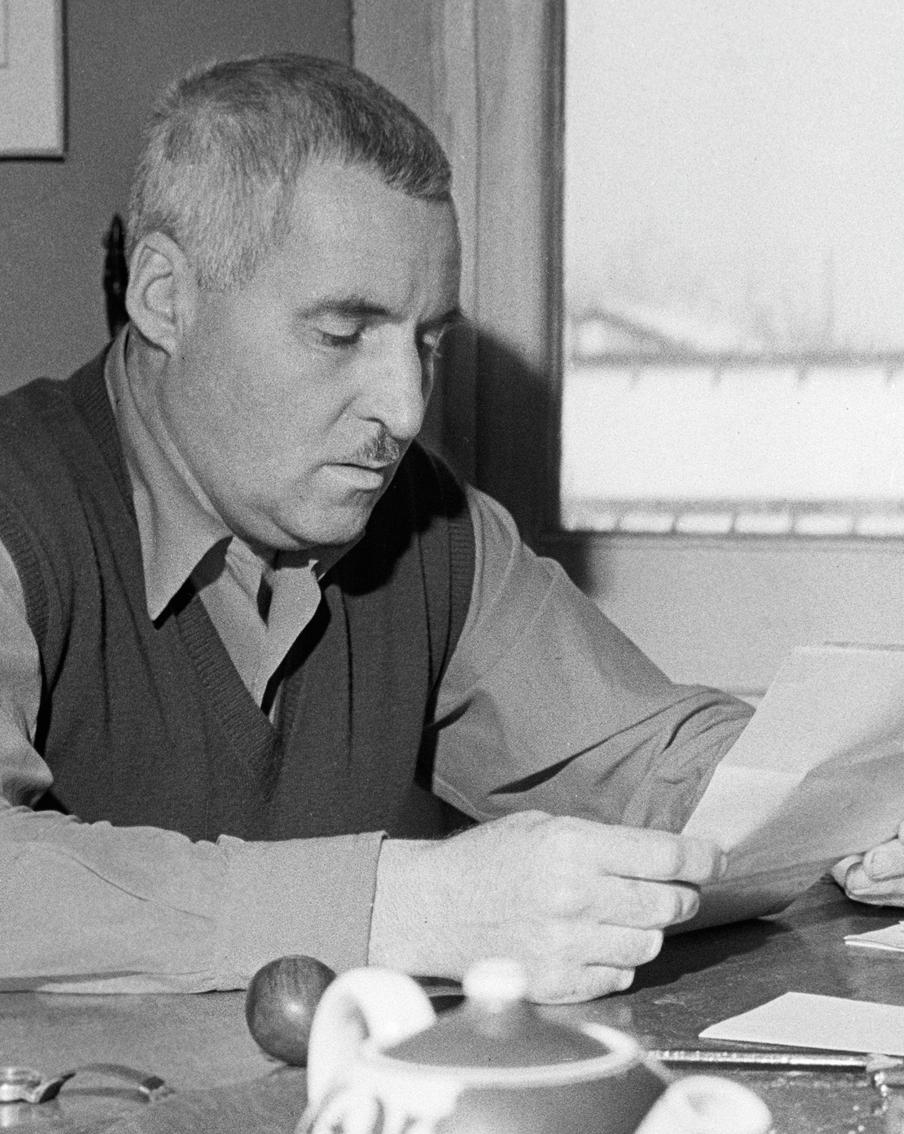 Константин Симонов: 110 лет со дня рождения выдающегося военного писателя. Сегодня в России вспоминают выдающегося автора, который стал голосом фронтовой правды и оставил яркое литературное наследие, рождённое в гуще военных событий