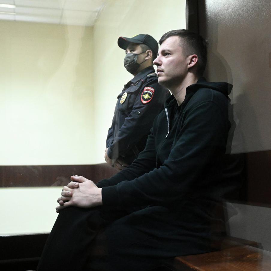 Защита Чекалина добивается замены домашнего ареста на подписку о невыезде. Адвокаты Артёма Чекалина заявили, что следствие собрало все доказательства, а потому строгая мера пресечения ему больше не требуется, и попросили суд смягчить ограничения