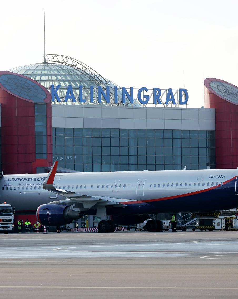 В Совфеде предложили продавать субсидированные авиабилеты только калининградцам. Сенатор Александр Шендерюк-Жидков выступил за изменение правил субсидирования перелётов, предлагая выделить льготные билеты и единый "плоский" тариф исключительно жителям региона