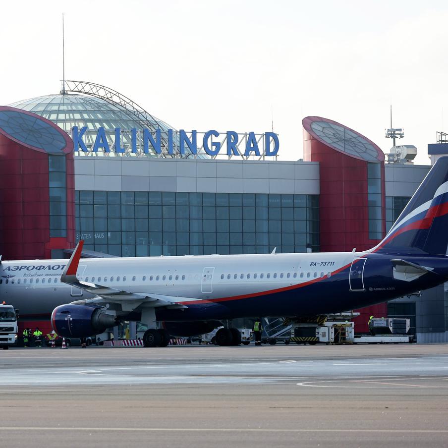 В Совфеде предложили продавать субсидированные авиабилеты только калининградцам. Сенатор Александр Шендерюк-Жидков выступил за изменение правил субсидирования перелётов, предлагая выделить льготные билеты и единый "плоский" тариф исключительно жителям региона