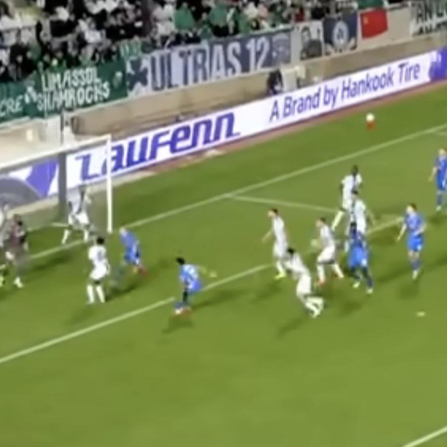 Болельщики "Омонии" вывесили флаг России на матче с киевским "Динамо". Во время матча общего этапа Лиги конференций между кипрской "Омонией" и киевским "Динамо" болельщики хозяев вывесили российский флаг. Также на трибунах появился флаг СССР