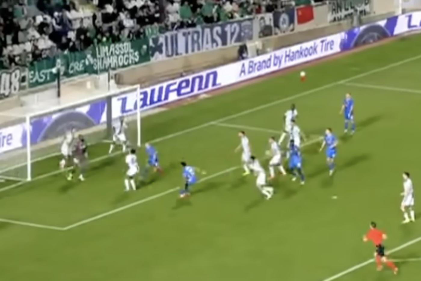 Российский флаг появился на трибунах "Омонии" в матче с киевским "Динамо"