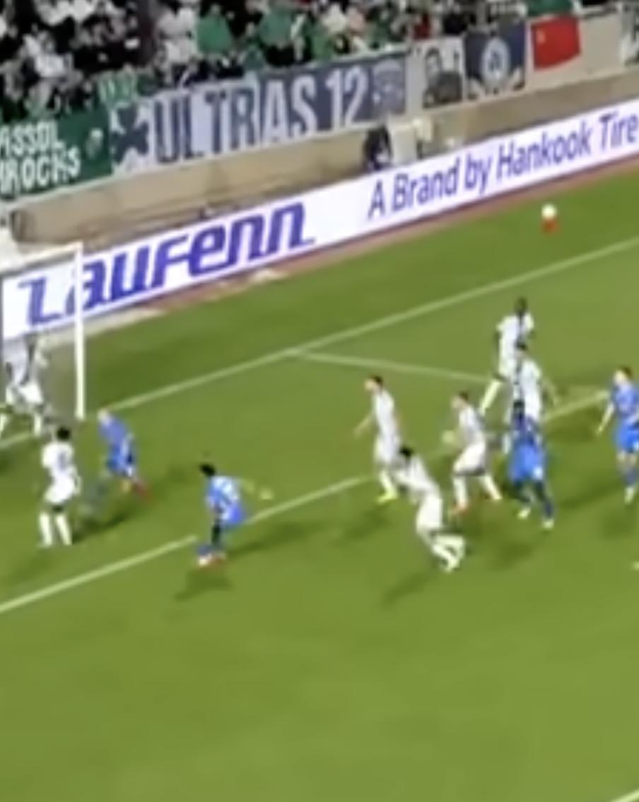 Болельщики "Омонии" вывесили флаг России на матче с киевским "Динамо". Во время матча общего этапа Лиги конференций между кипрской "Омонией" и киевским "Динамо" болельщики хозяев вывесили российский флаг. Также на трибунах появился флаг СССР