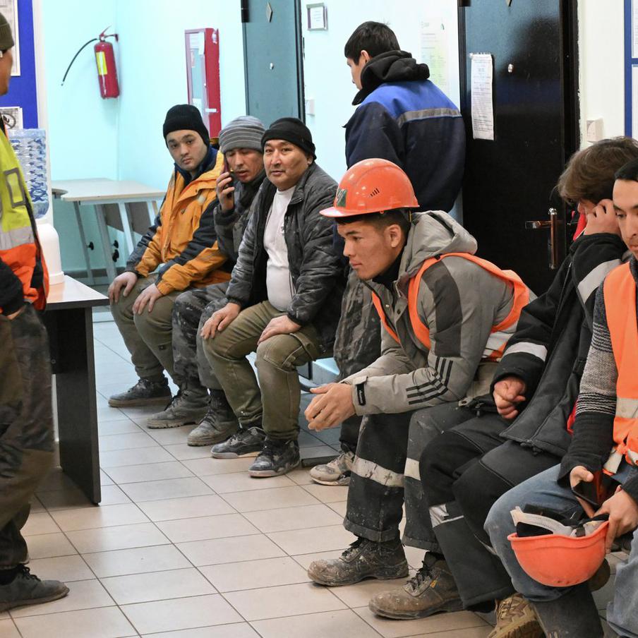 Россия готовит переход к оргнабору мигрантов с 2027 года. Легальный въезд работников по заявкам работодателей может изменить рынок труда, но риски потери гибкости для бизнеса сохраняются